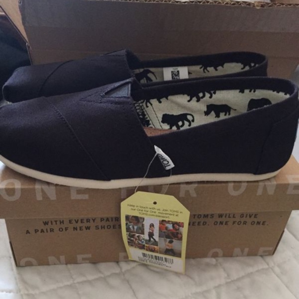 Black canvas toms size 7